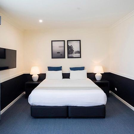 Hawkesbury Race Club Motel Windsor Exterior photo A room at the hotel