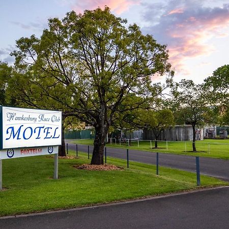 Hawkesbury Race Club Motel Windsor Exterior photo The entrance to the motel