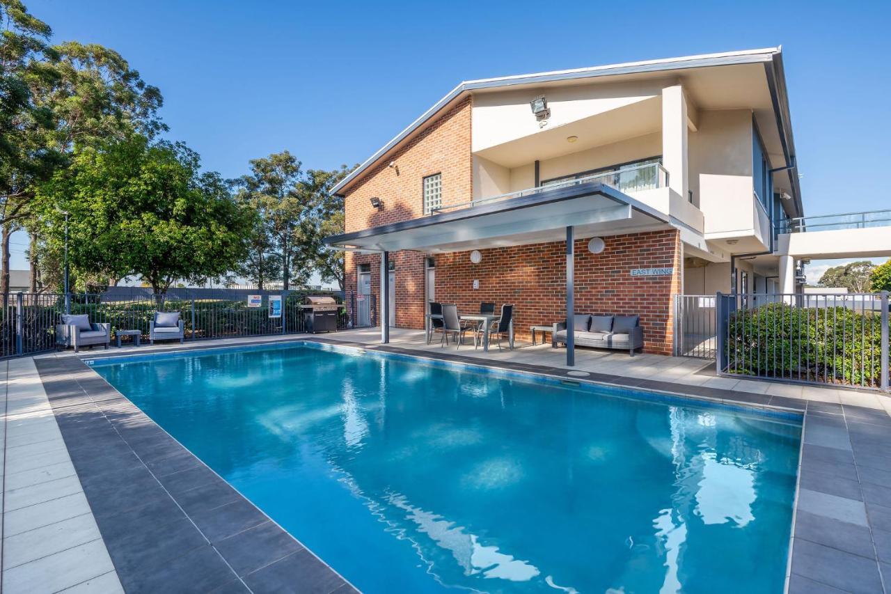 Hawkesbury Race Club Motel Windsor Exterior photo A swimming pool in Australia