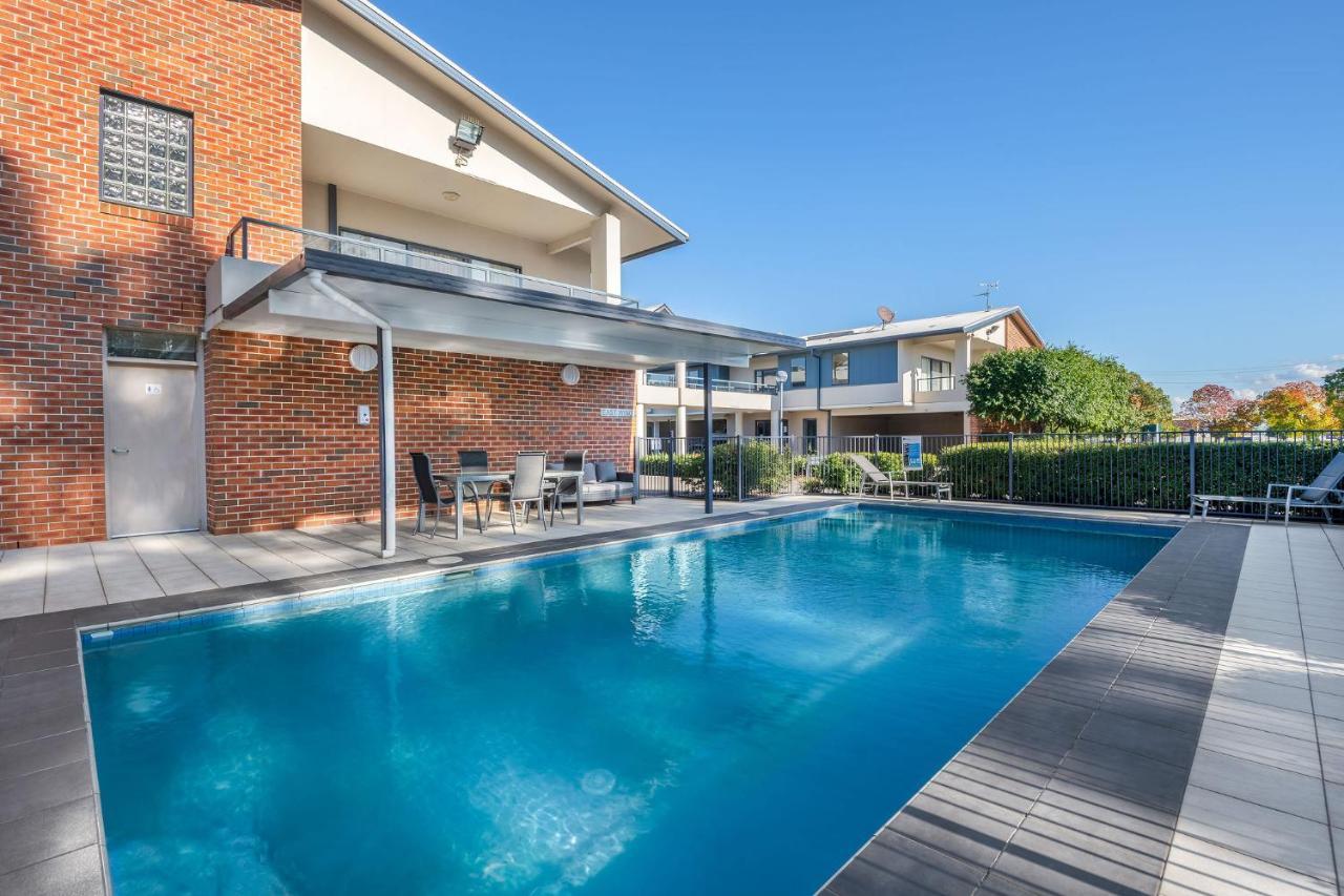 Hawkesbury Race Club Motel Windsor Exterior photo A pool in a residential area