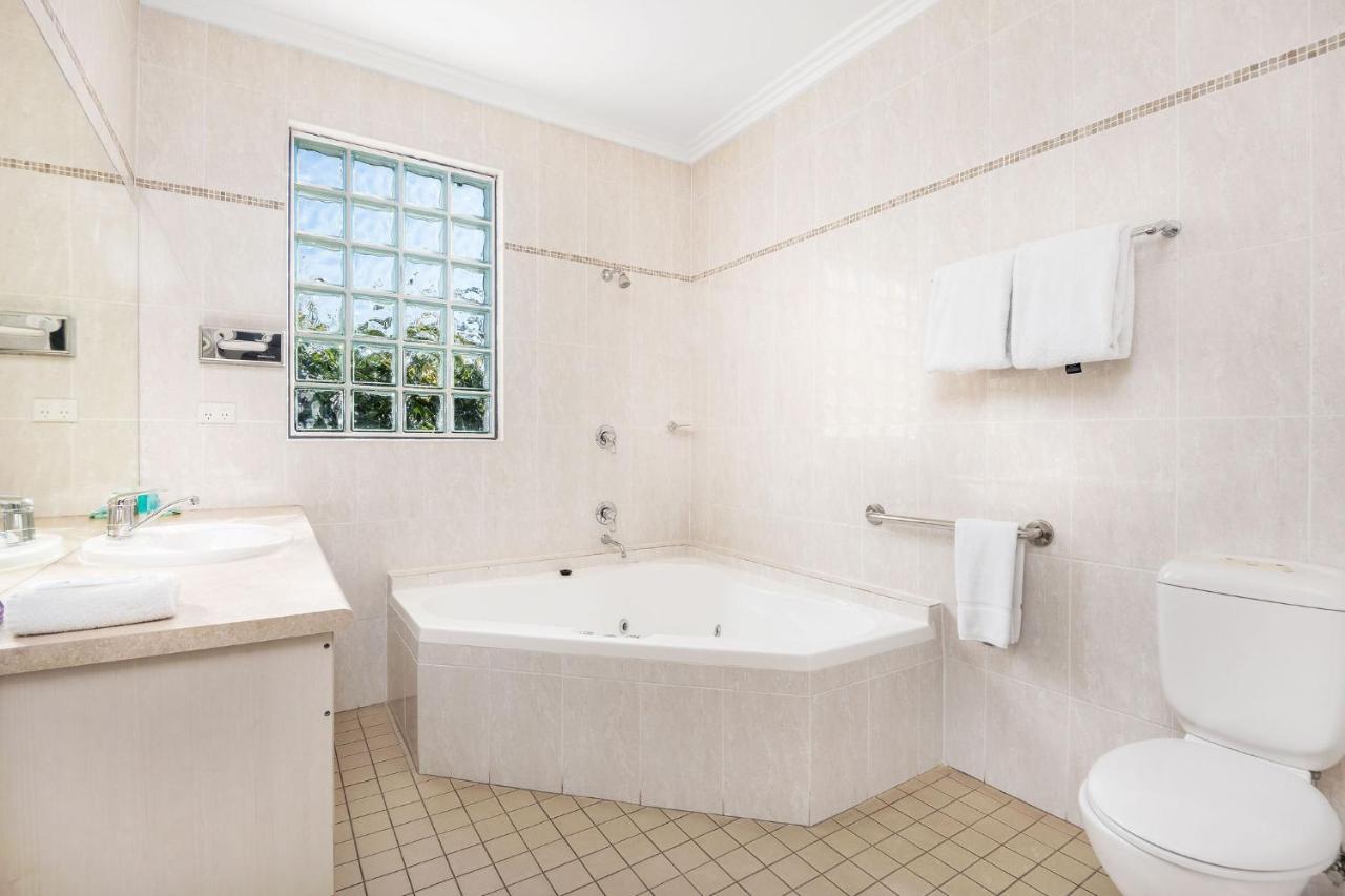 Hawkesbury Race Club Motel Windsor Exterior photo A modern bathroom