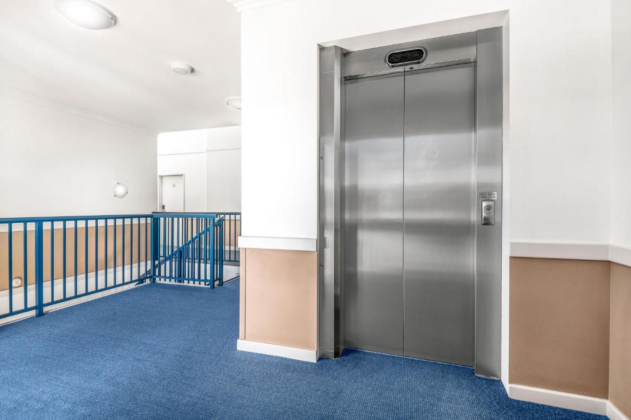 Hawkesbury Race Club Motel Windsor Exterior photo A residential elevator