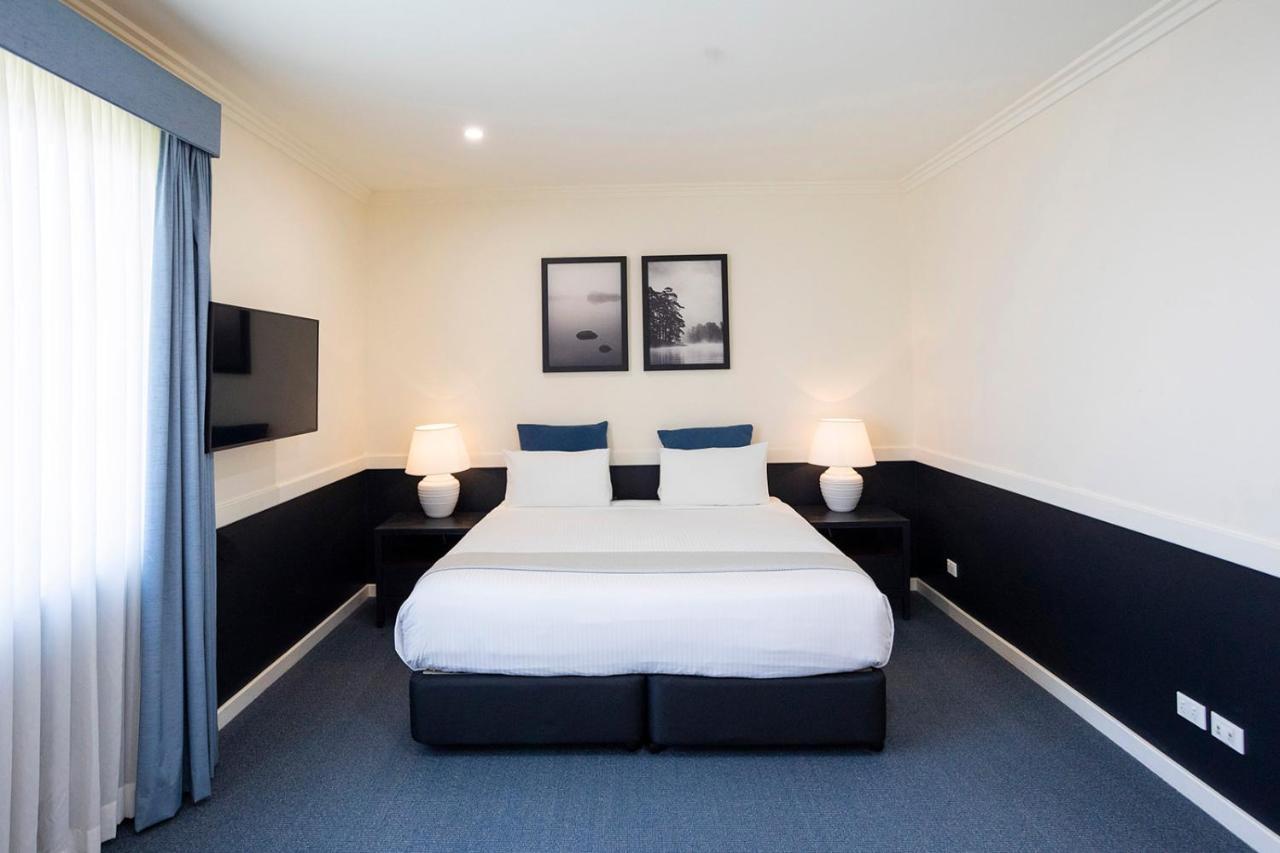 Hawkesbury Race Club Motel Windsor Exterior photo A room at the hotel