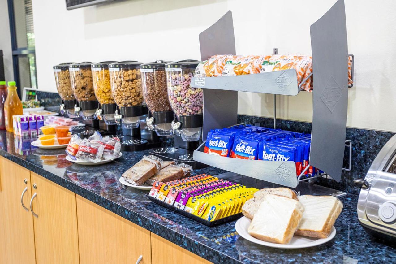 Hawkesbury Race Club Motel Windsor Exterior photo A cereal bar at a hotel
