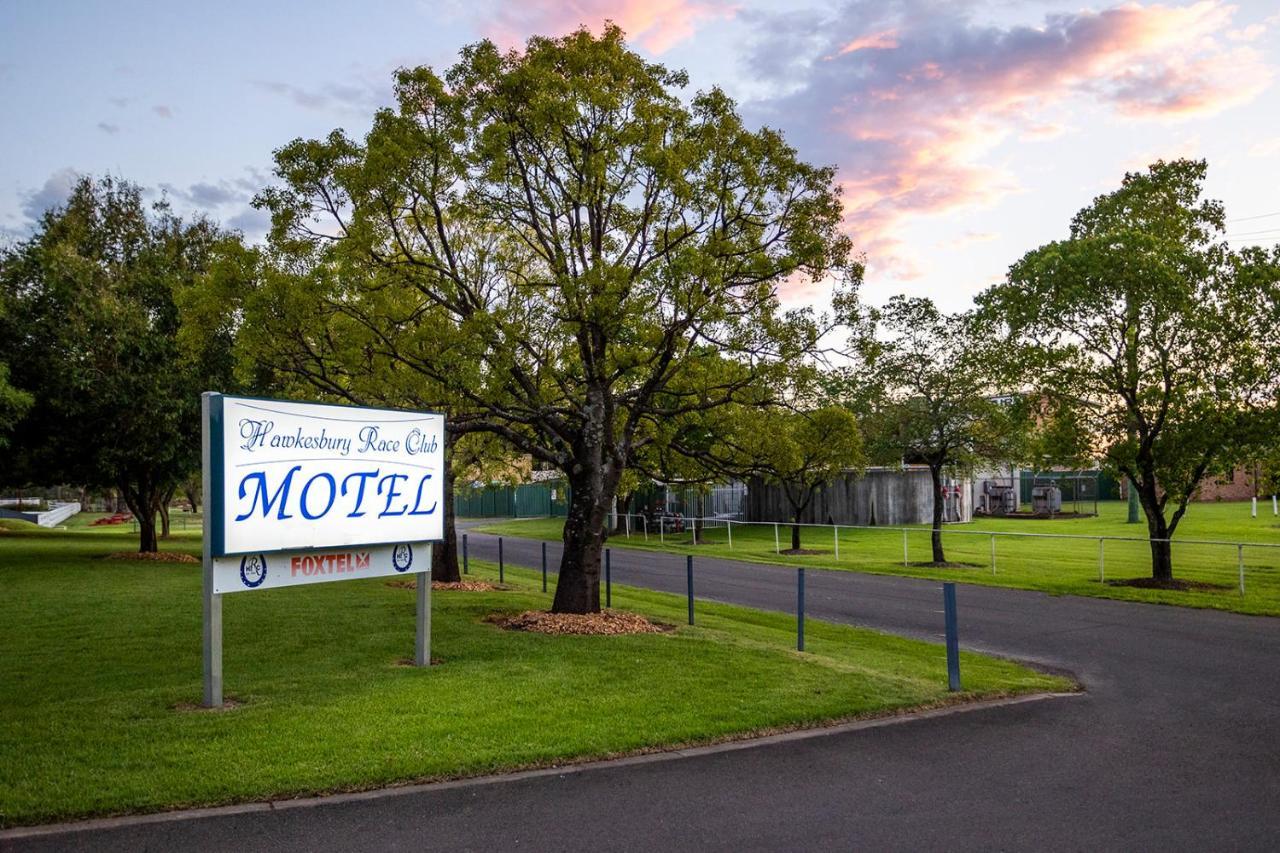 Hawkesbury Race Club Motel Windsor Exterior photo The entrance to the motel