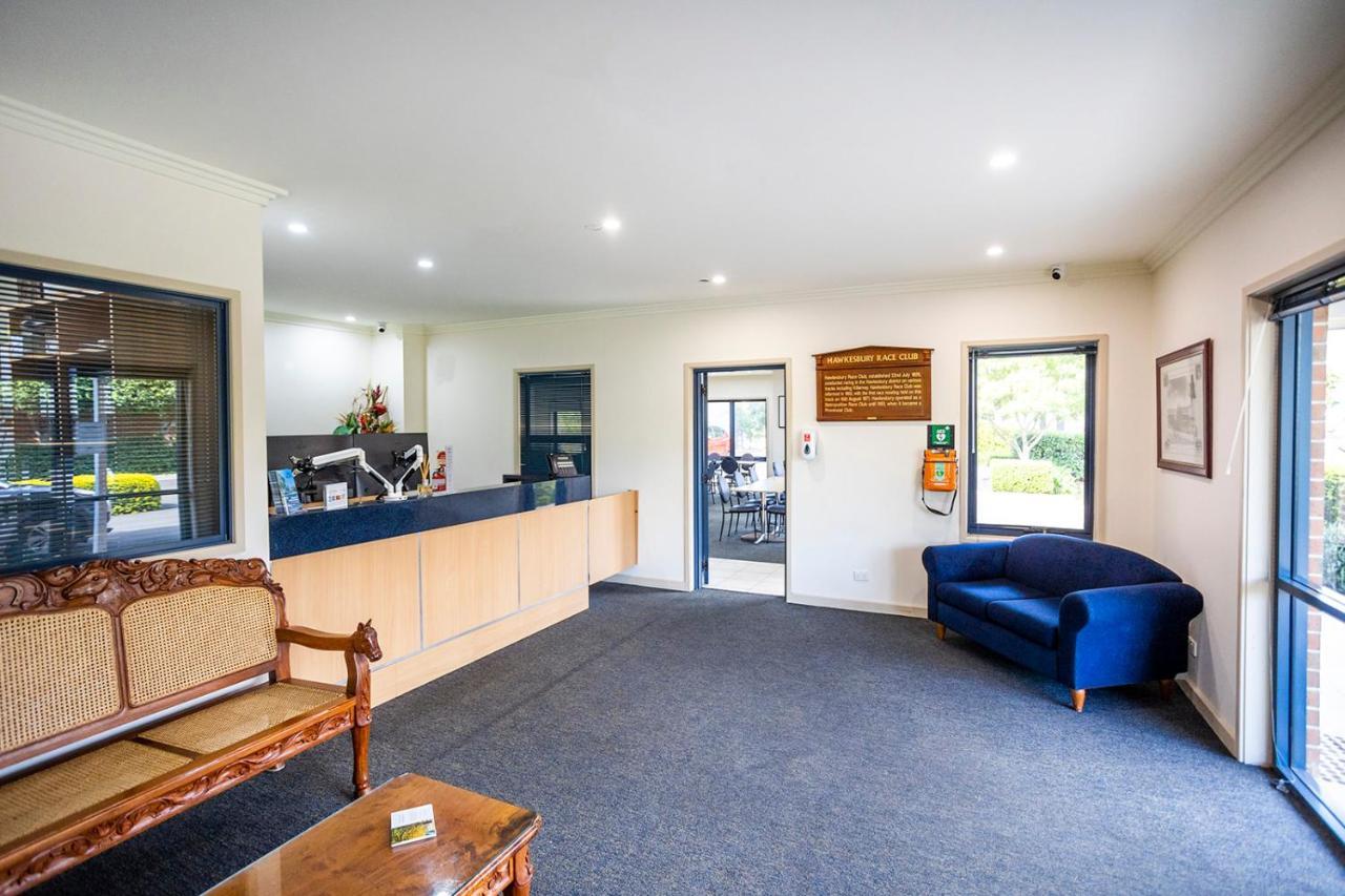 Hawkesbury Race Club Motel Windsor Exterior photo Reception