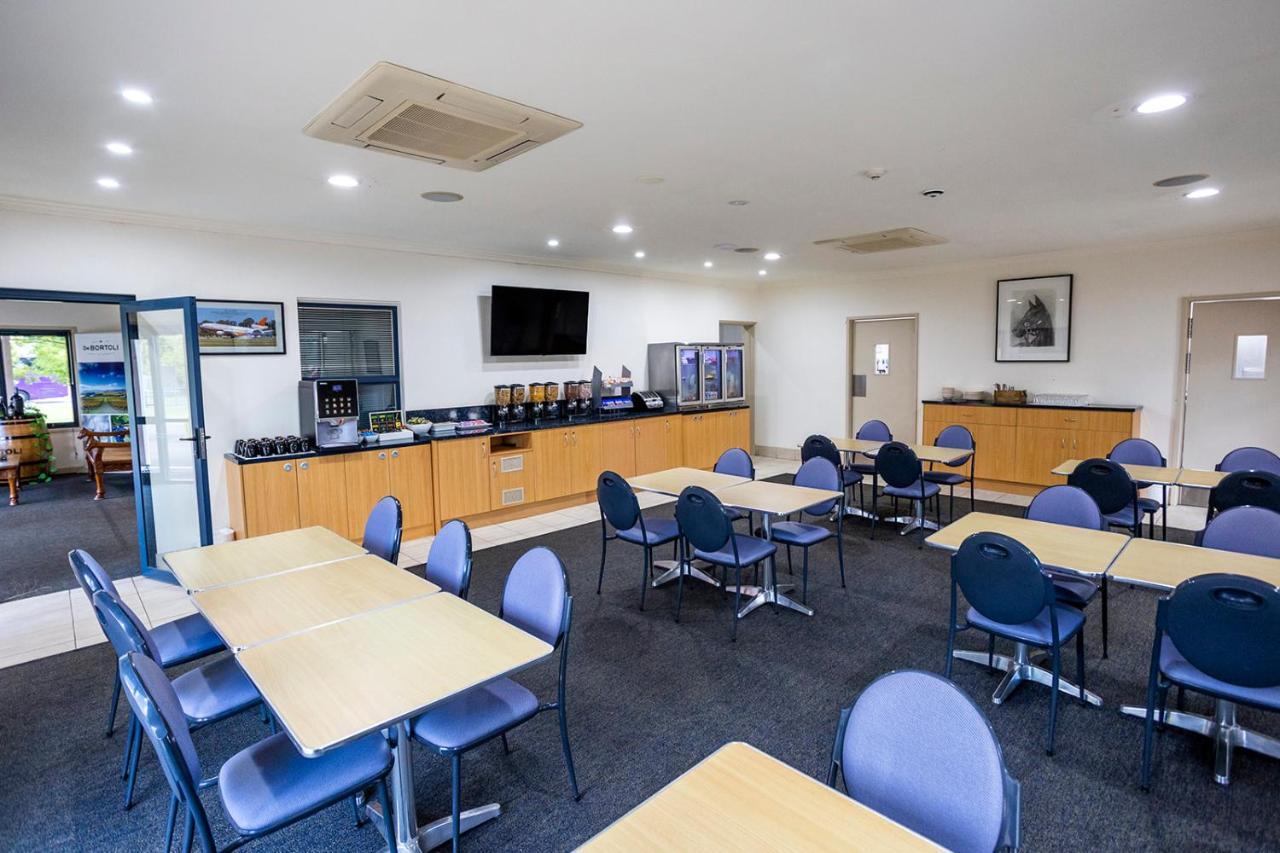 Hawkesbury Race Club Motel Windsor Exterior photo The lounge at Wagga Wagga Airport