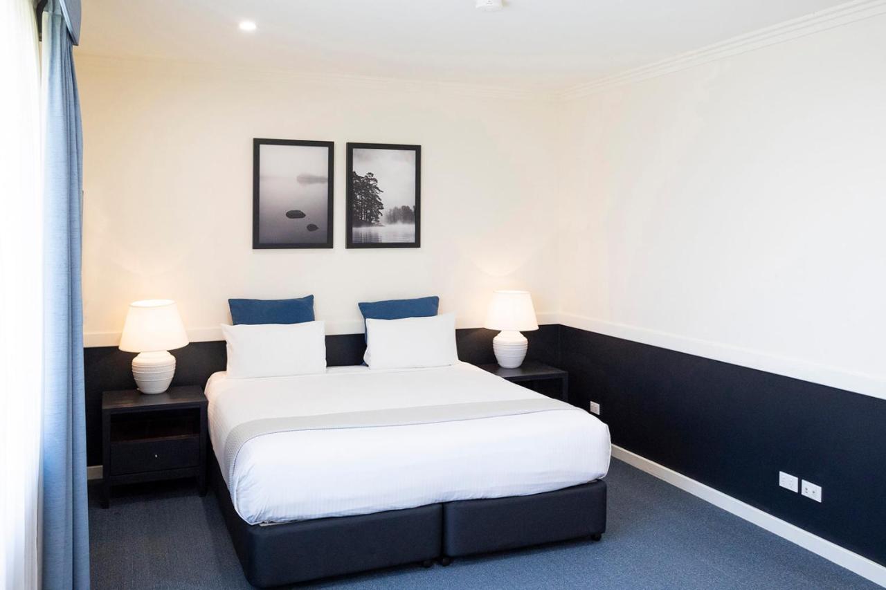 Hawkesbury Race Club Motel Windsor Exterior photo A bedroom at the hotel