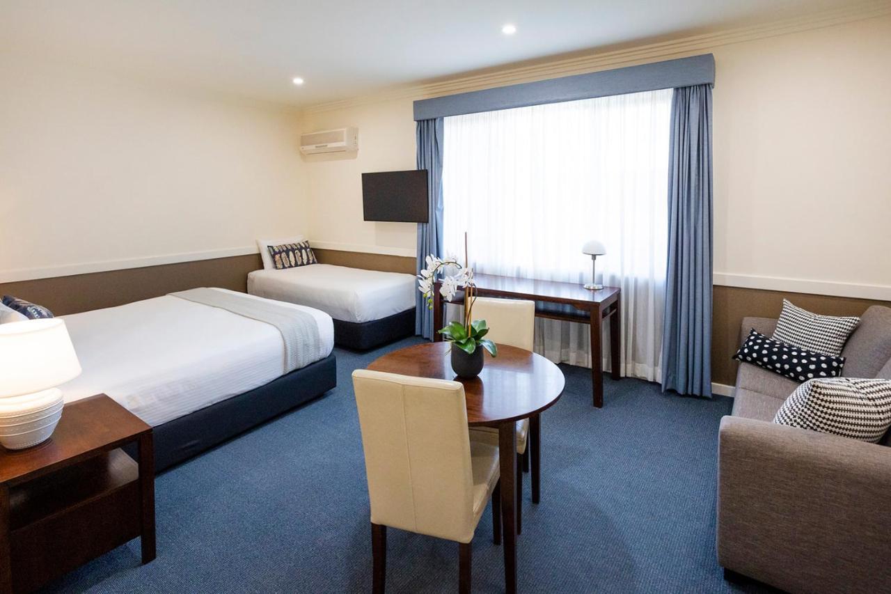 Hawkesbury Race Club Motel Windsor Exterior photo A room at the hotel
