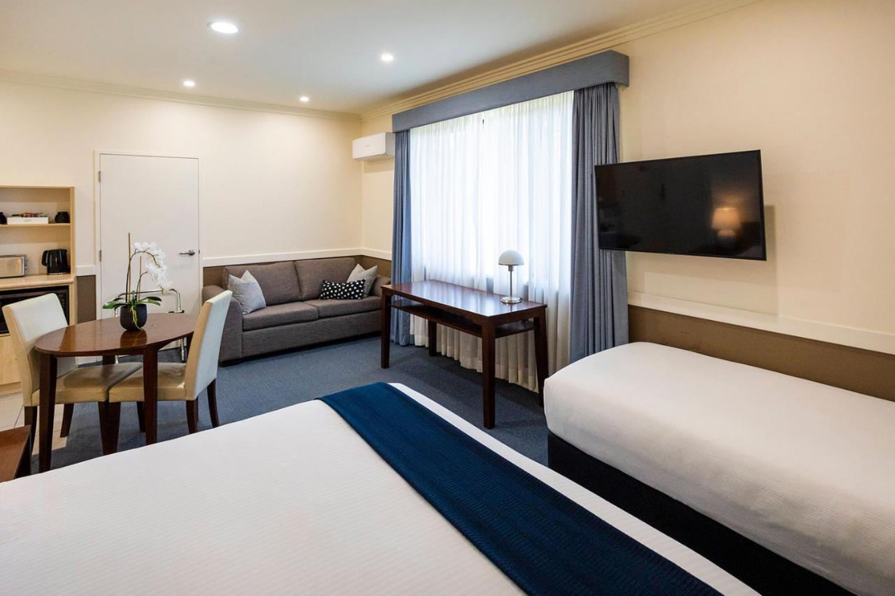Hawkesbury Race Club Motel Windsor Exterior photo A room at the hotel