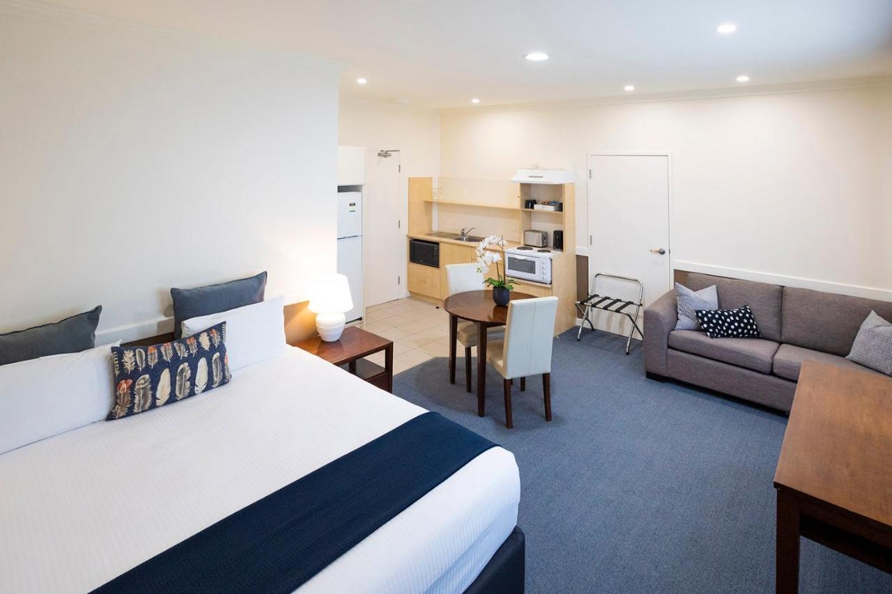 Hawkesbury Race Club Motel Windsor Exterior photo A typical studio apartment