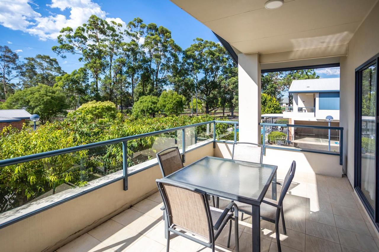 Hawkesbury Race Club Motel Windsor Exterior photo A balcony