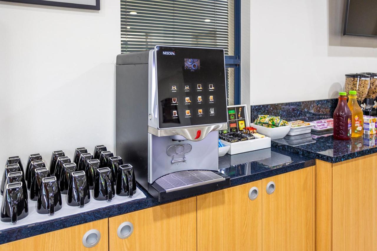 Hawkesbury Race Club Motel Windsor Exterior photo A coffee machine