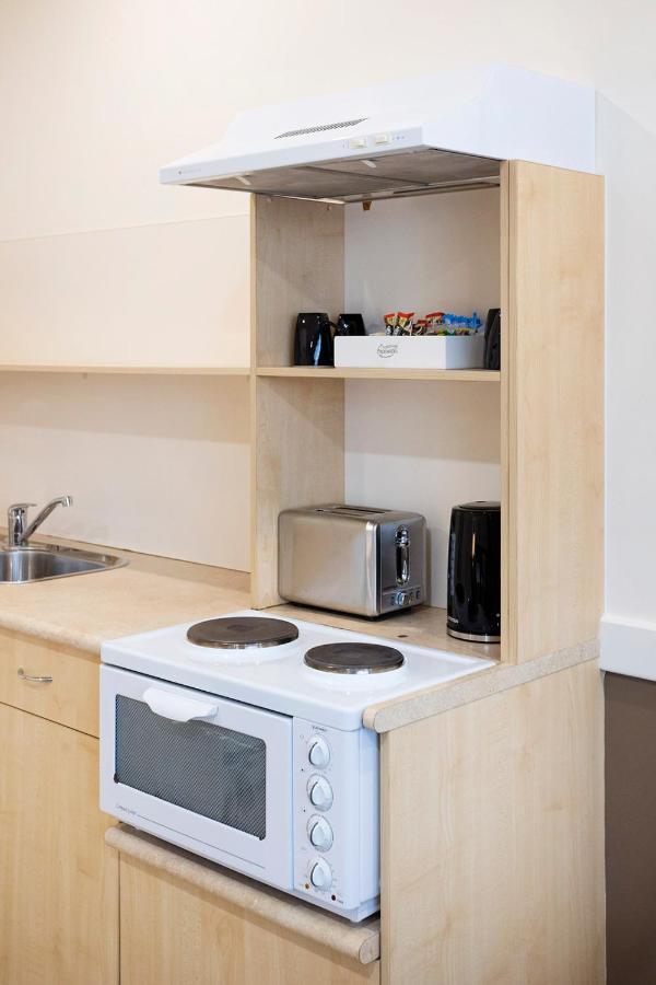Hawkesbury Race Club Motel Windsor Exterior photo A typical kitchen in a student flat