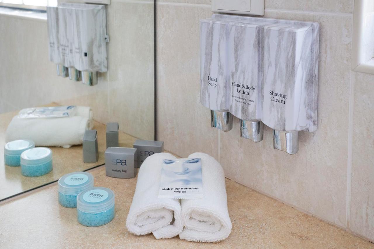 Hawkesbury Race Club Motel Windsor Exterior photo A bathroom with toiletries