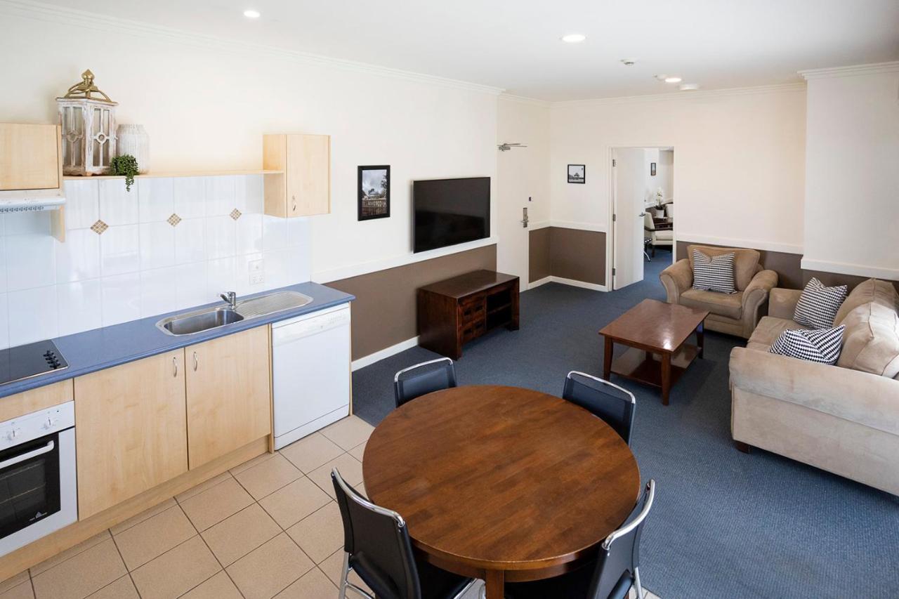 Hawkesbury Race Club Motel Windsor Exterior photo A typical apartment at the University of Tasmania's New College