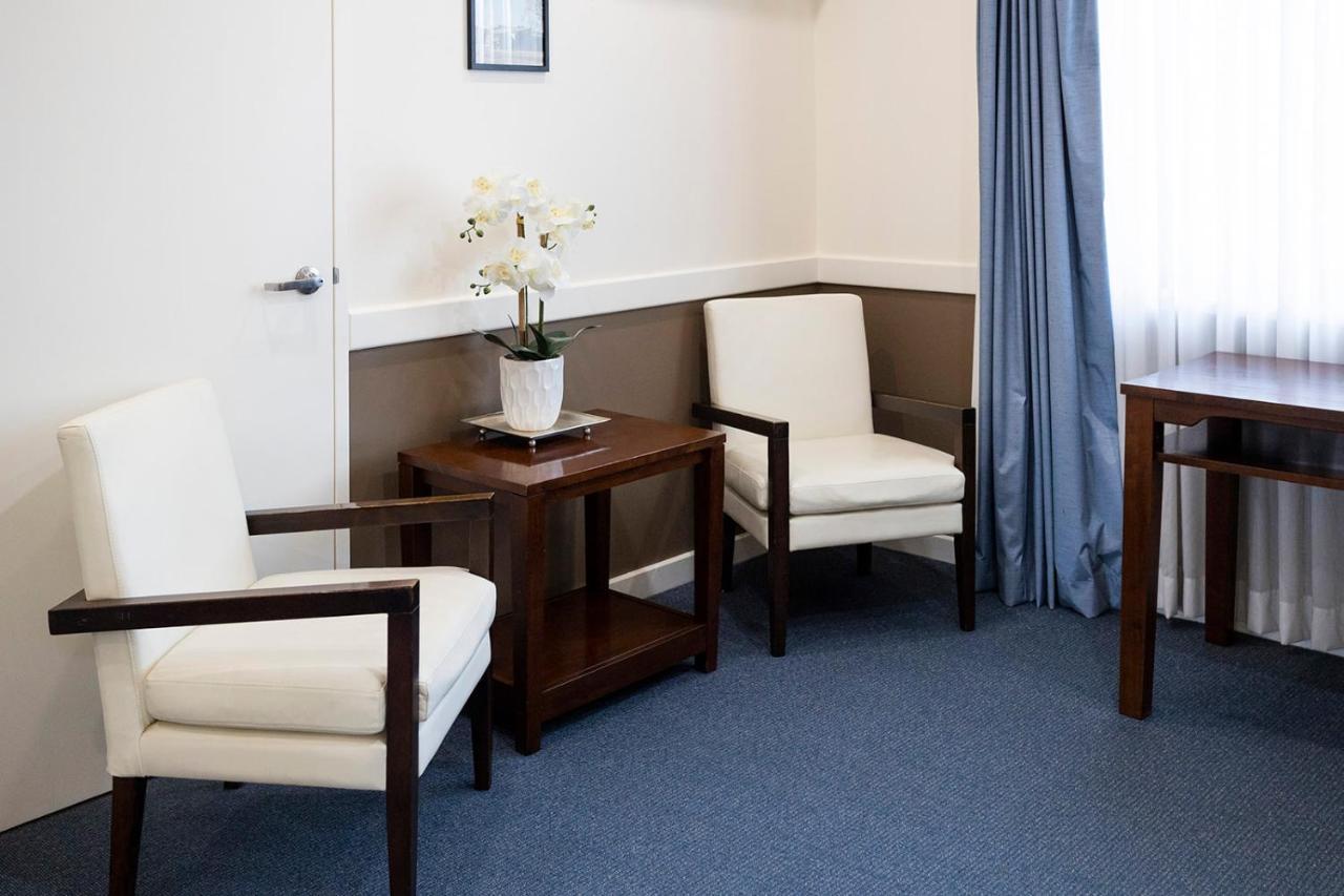 Hawkesbury Race Club Motel Windsor Exterior photo A room at the hotel