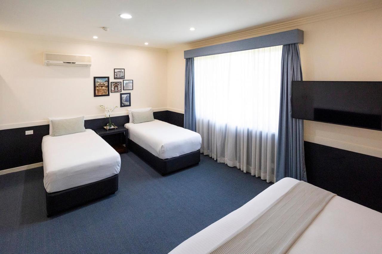 Hawkesbury Race Club Motel Windsor Exterior photo A typical room at the hotel