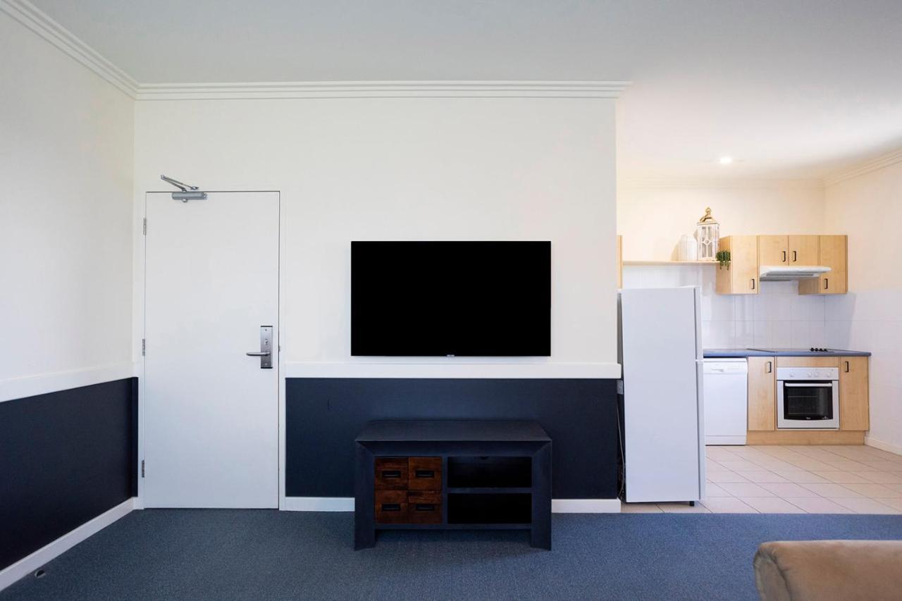Hawkesbury Race Club Motel Windsor Exterior photo A typical apartment at the University of Western Australia