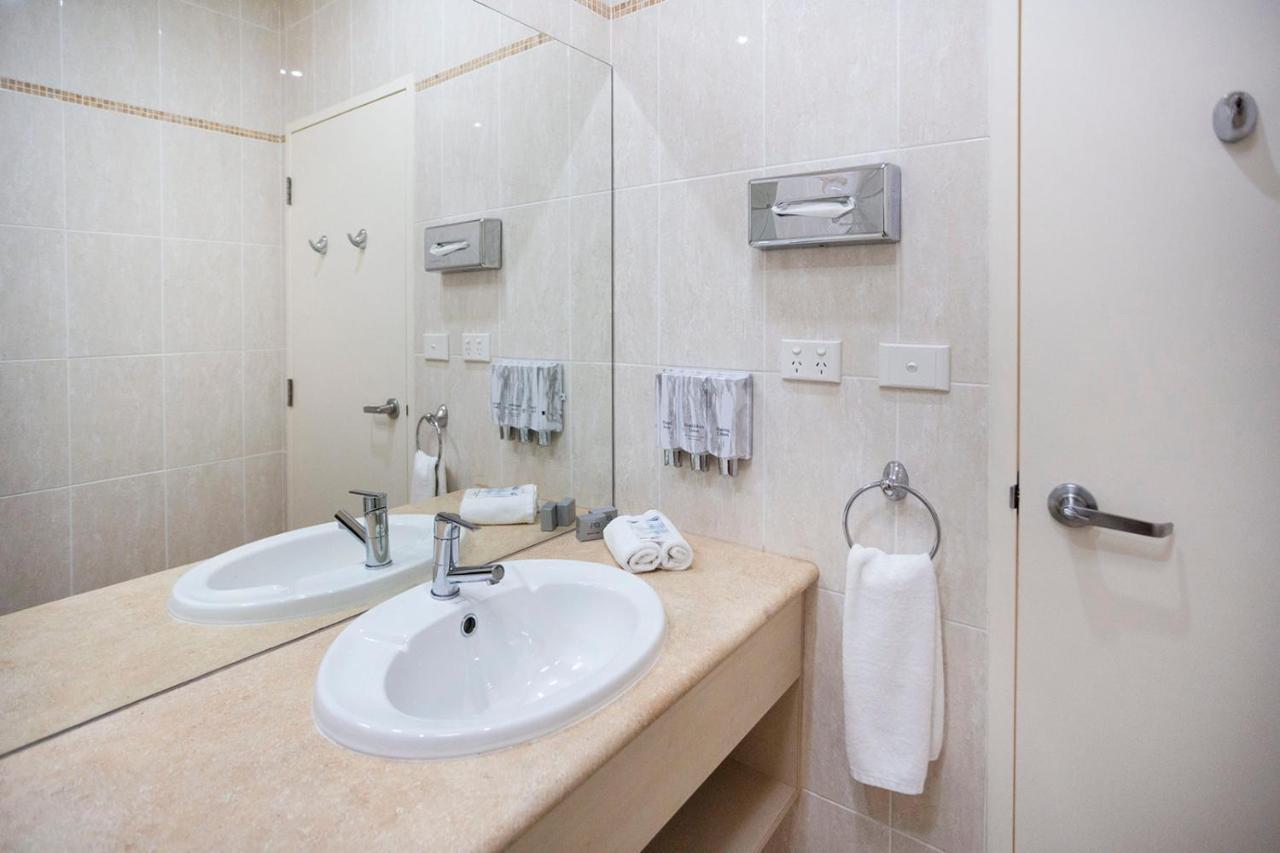 Hawkesbury Race Club Motel Windsor Exterior photo Bathroom