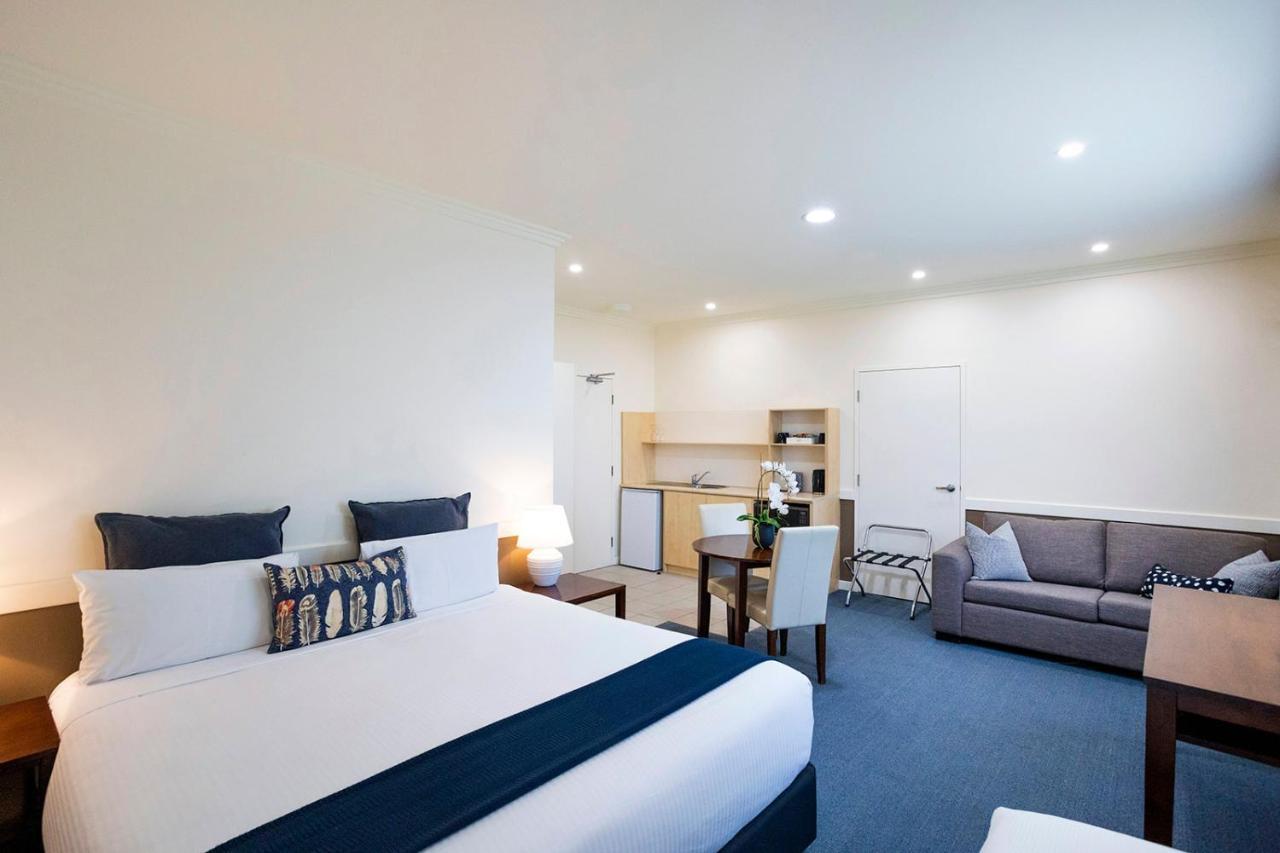 Hawkesbury Race Club Motel Windsor Exterior photo A typical studio apartment