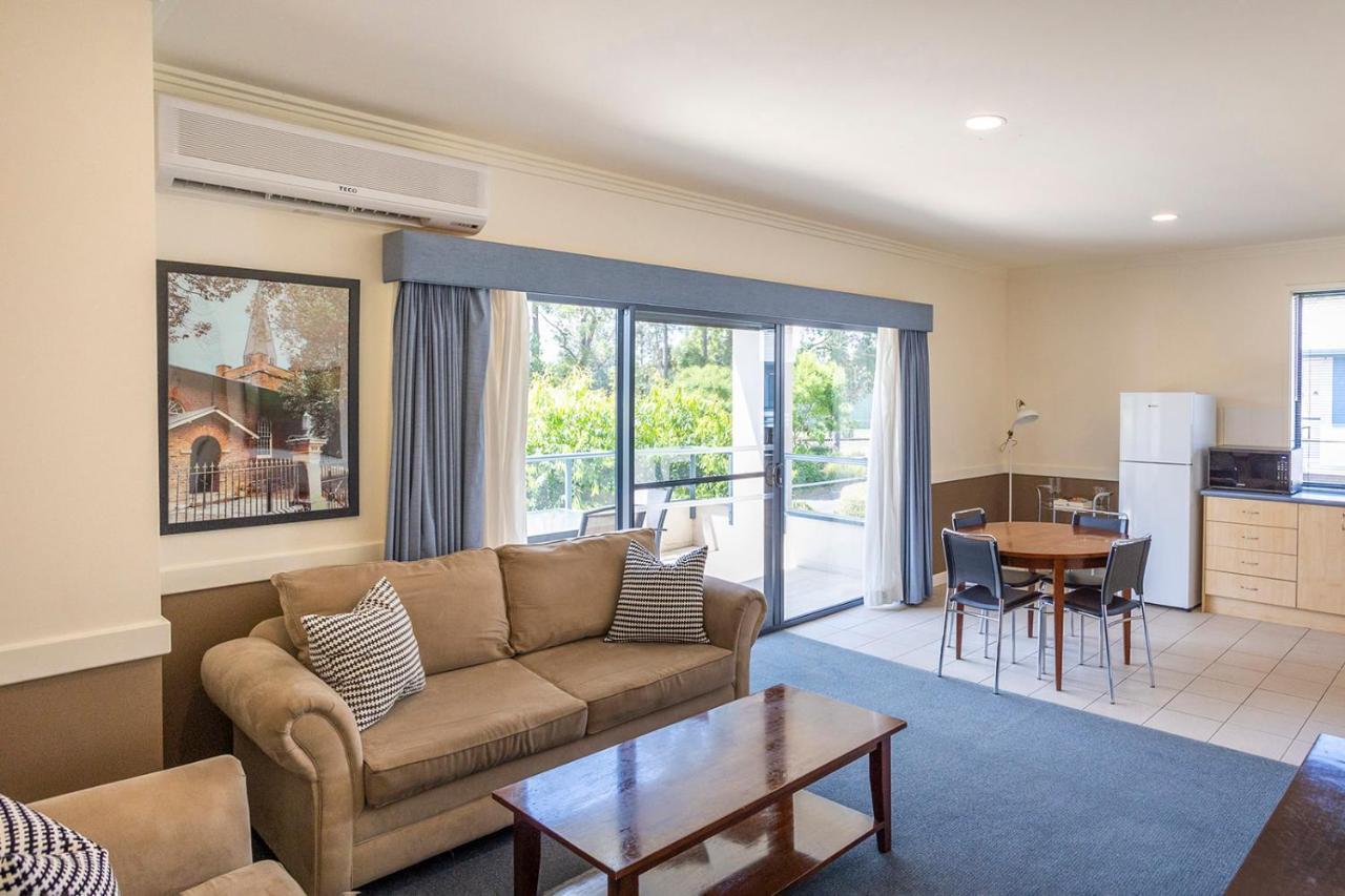 Hawkesbury Race Club Motel Windsor Exterior photo A typical apartment at the University of Western Australia