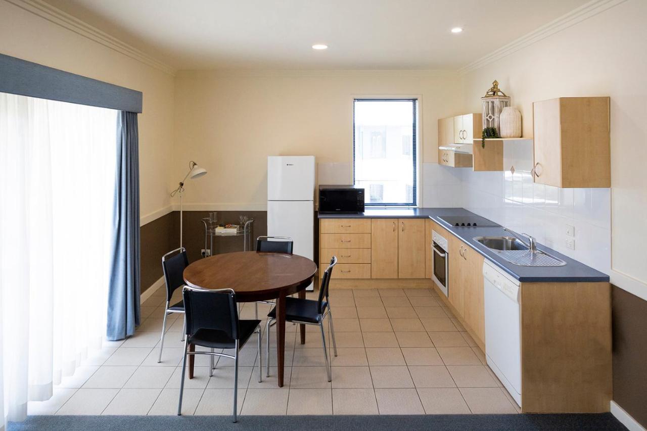 Hawkesbury Race Club Motel Windsor Exterior photo A typical kitchen in a student apartment
