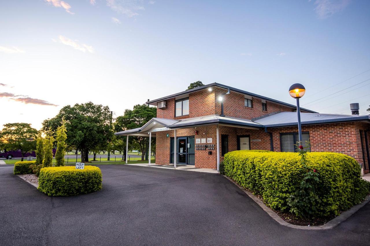 Hawkesbury Race Club Motel Windsor Exterior photo The main entrance to the hospital