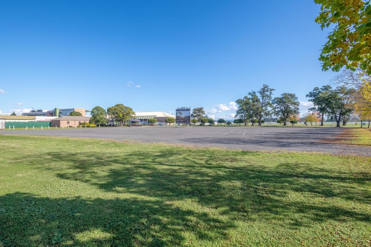 Hawkesbury Race Club Motel Windsor Exterior photo The main oval at the school