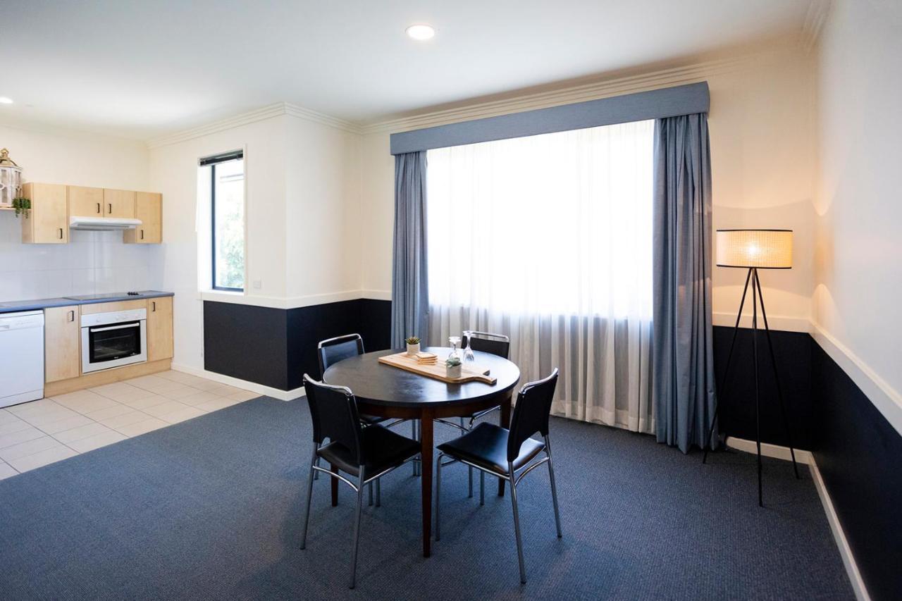 Hawkesbury Race Club Motel Windsor Exterior photo A typical apartment at the University of Western Australia