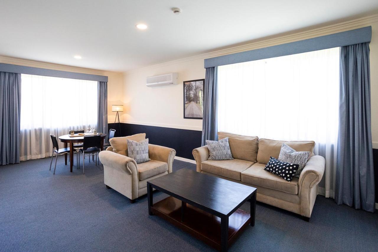 Hawkesbury Race Club Motel Windsor Exterior photo A suite at the hotel