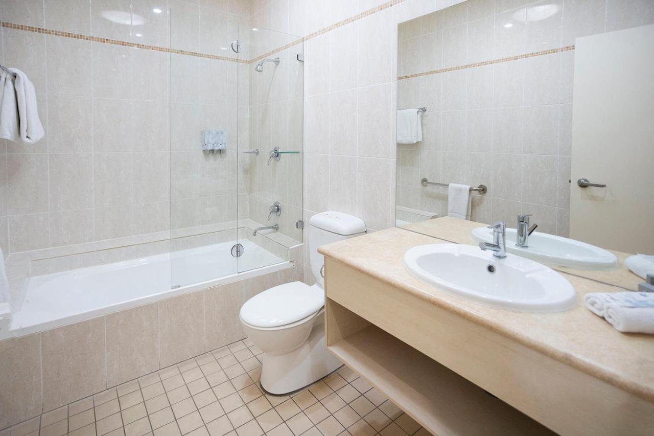 Hawkesbury Race Club Motel Windsor Exterior photo Bathroom with shower enclosure