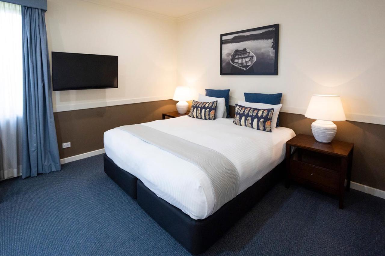 Hawkesbury Race Club Motel Windsor Exterior photo A room at the hotel