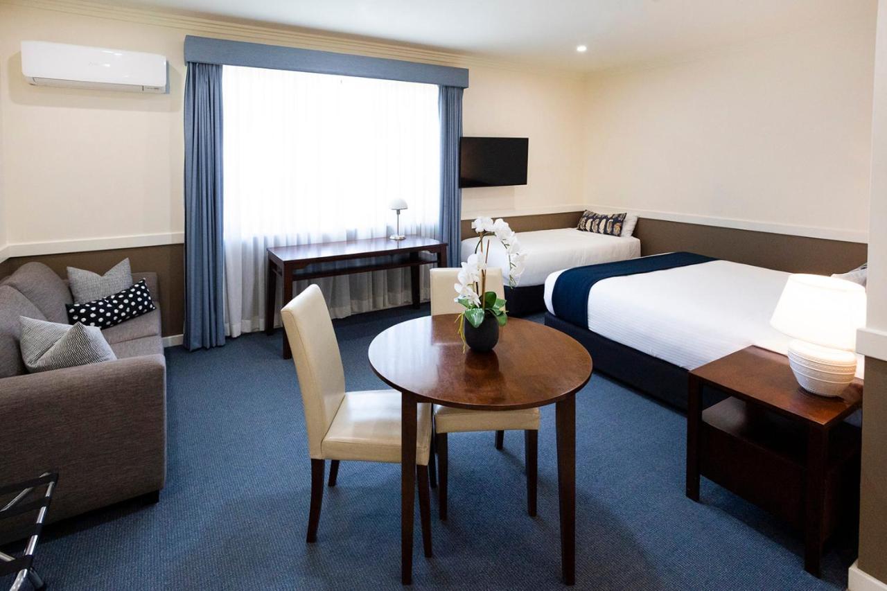 Hawkesbury Race Club Motel Windsor Exterior photo A room at the hotel