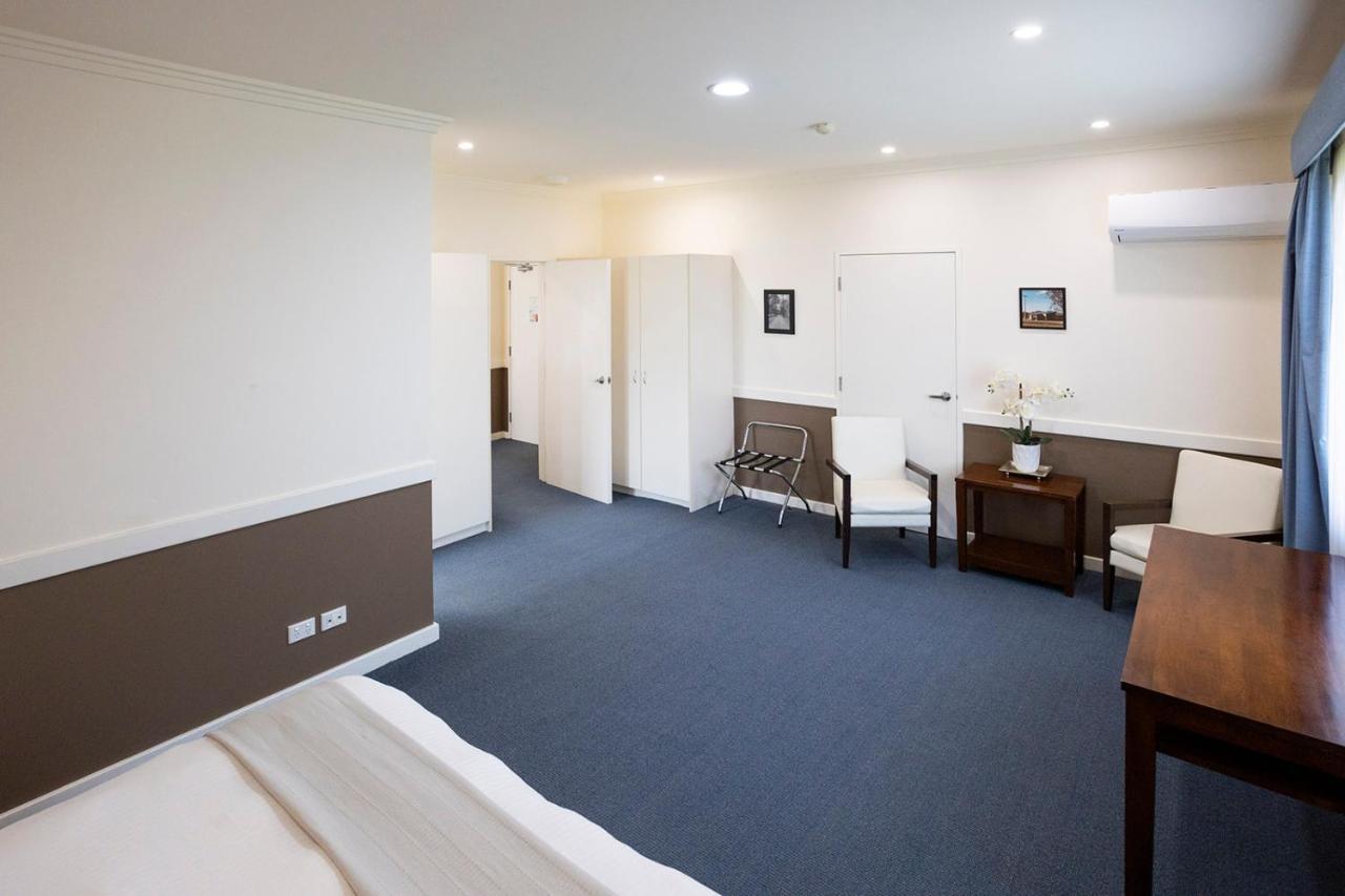 Hawkesbury Race Club Motel Windsor Exterior photo A room at the hotel
