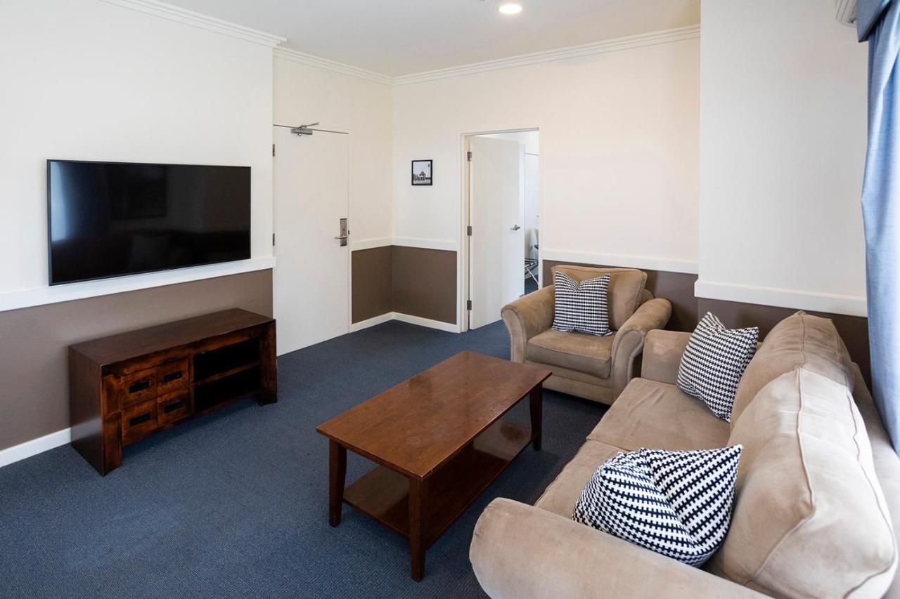 Hawkesbury Race Club Motel Windsor Exterior photo A common room at the University of New England